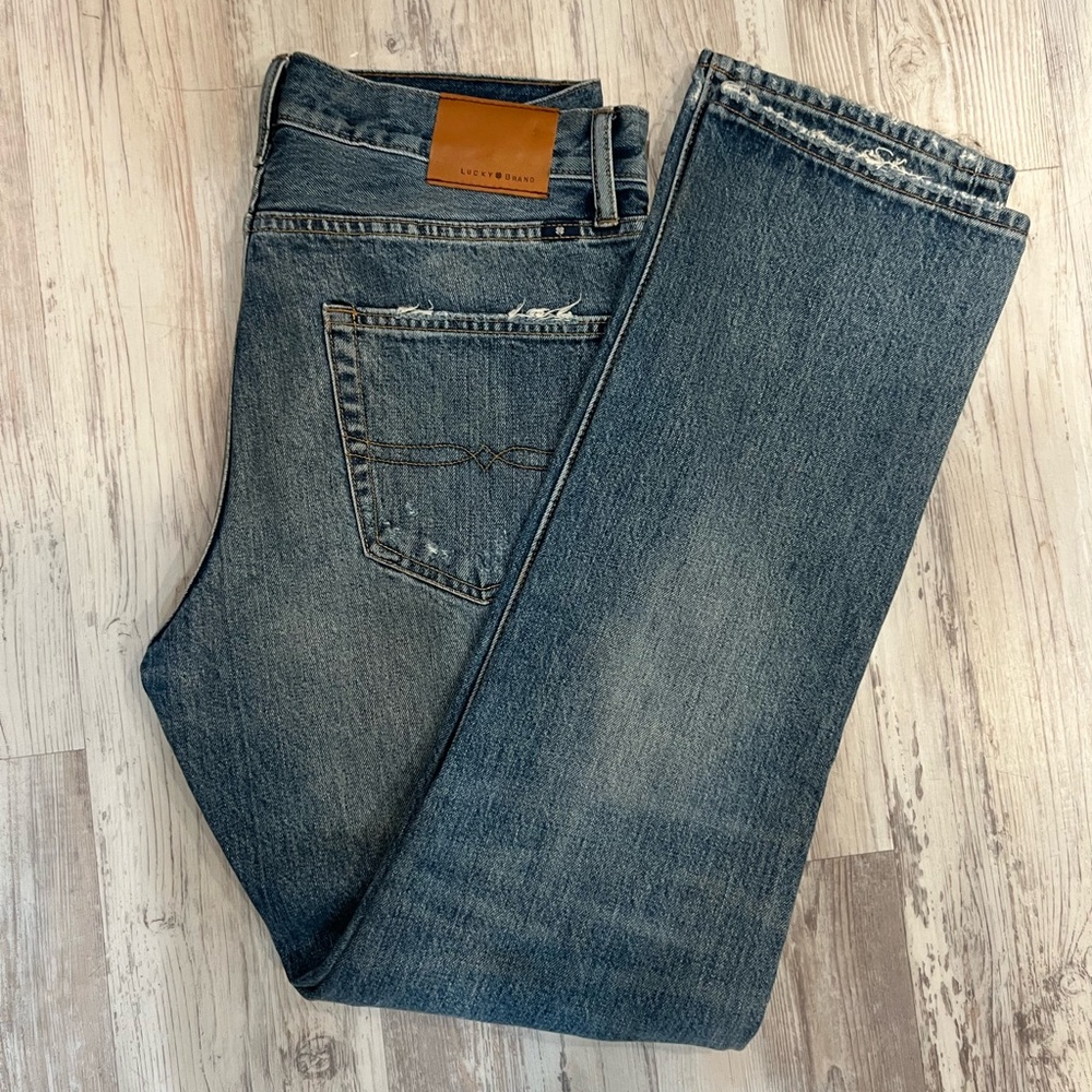 Lucky brand, distressed men’s jeans